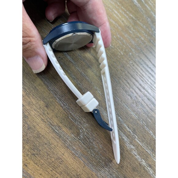 Fossil Mens white black quartz watch in good working condition SKU 8813 - Picture 7 of 13